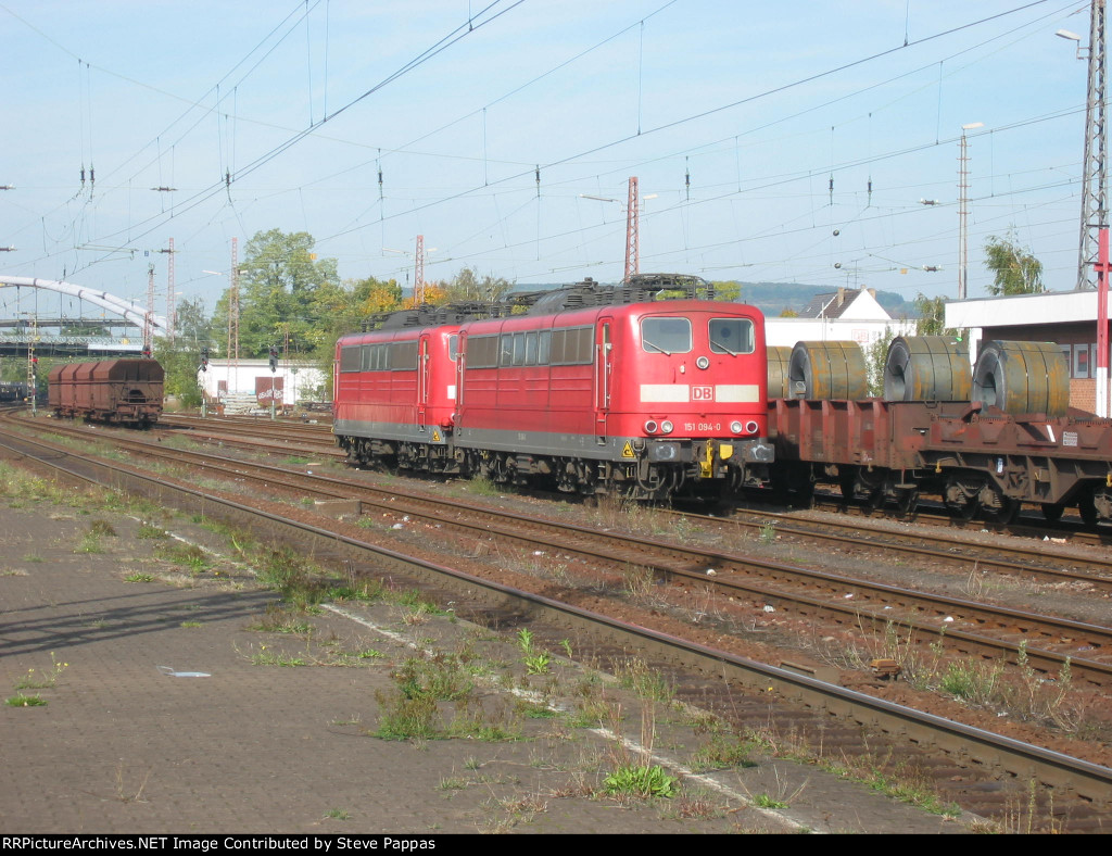 A pair of 151 class electrics working the Saar steel plants